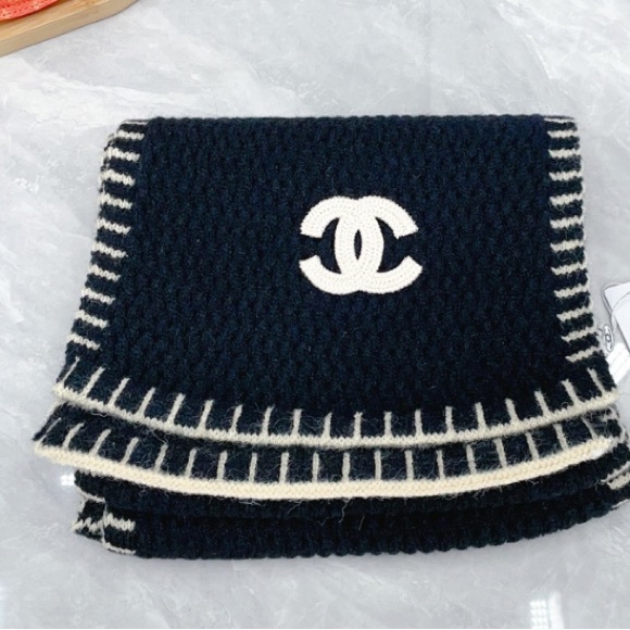 CHANEL Black and Cream Knit Scarf - Picture 6 of 6